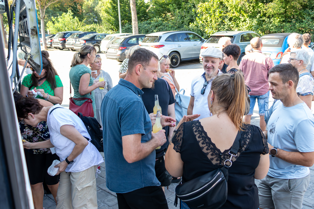 … kurze Erfrischung am Bus und dann rollten wir wieder Richtung Heimat ins Wochenende hinein.
