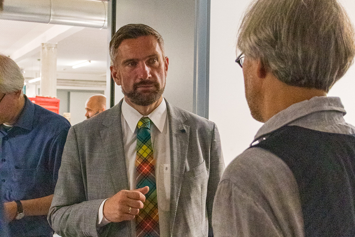 Martin Dulig beim interessierten Rundgang durch die Manufaktur.