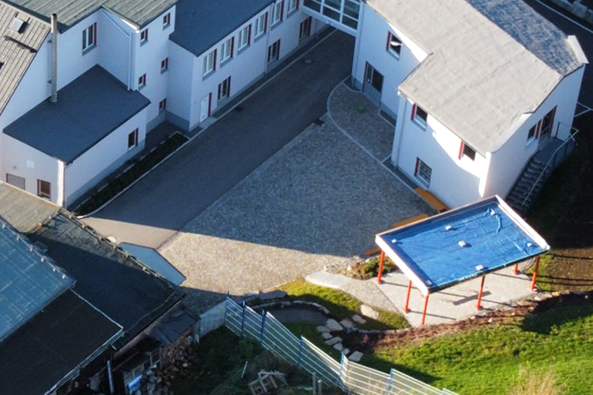 Mit einer Folie ausgekleidet wirkt es von oben wie ein Schwimmbecken.