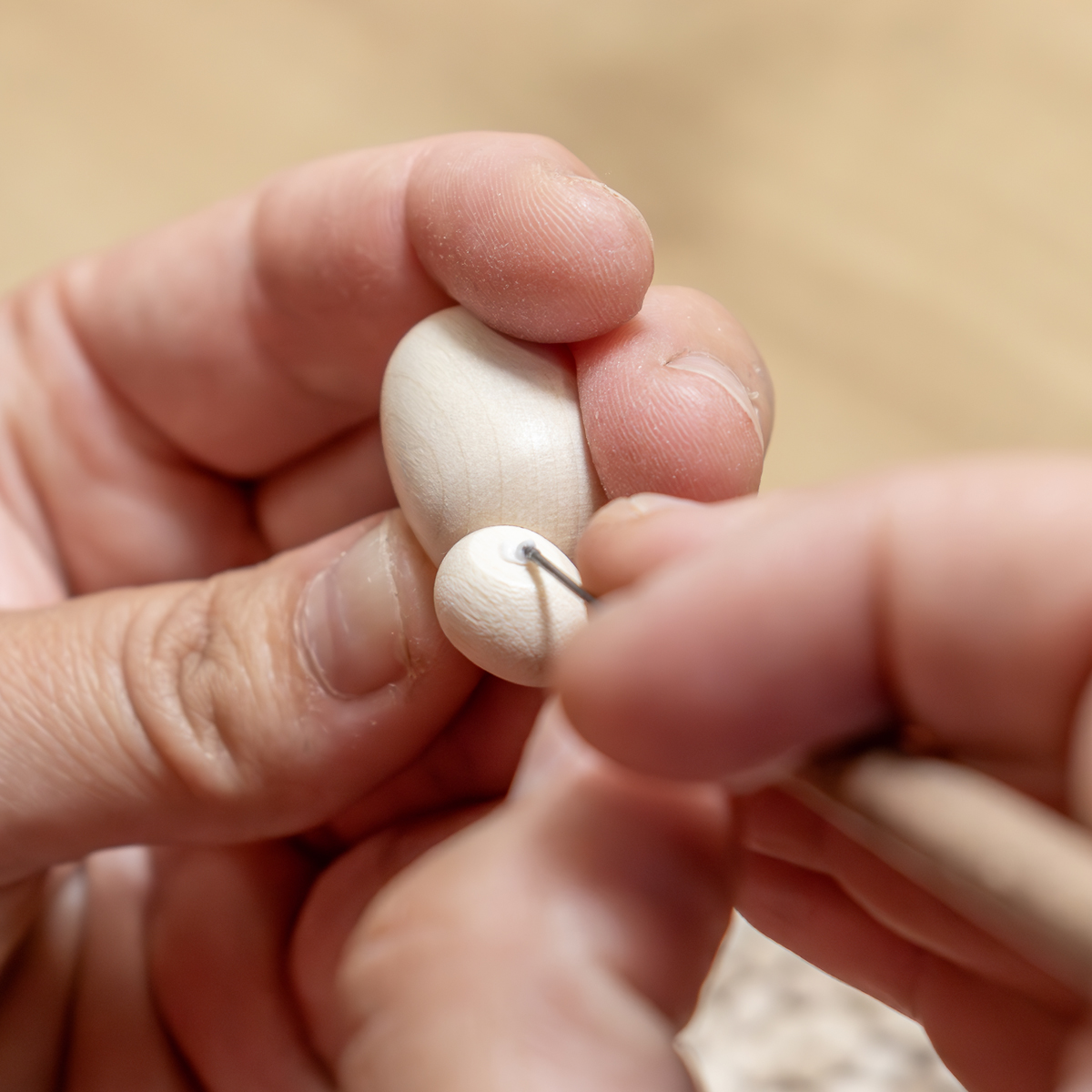 Mit Feingefühl und Augenmaß wird der Leimstrich aufgebracht…