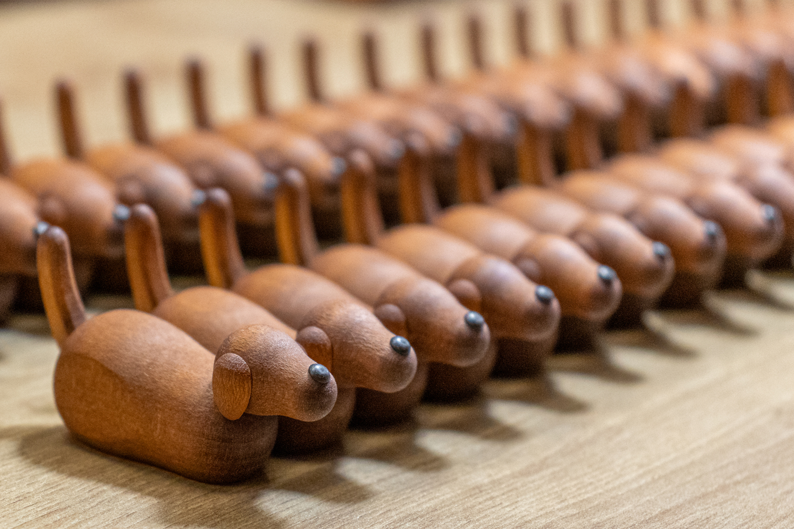 Der kleine liegende Hirtenhund ist nun komplett und wartet auf sein seidig-mattes Fellfinish.