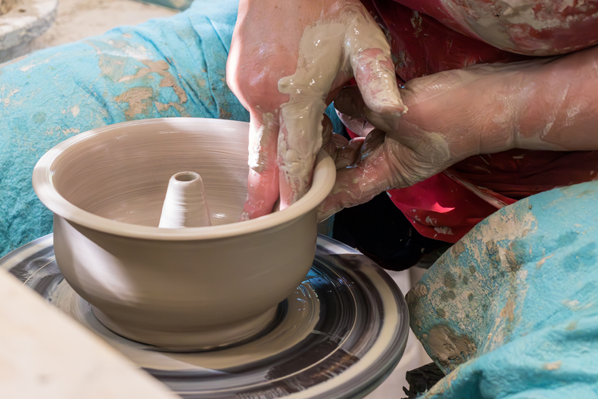 Wir staunen, wie aus einem festen Klumpen Ton eine Rührkuchenform entsteht.