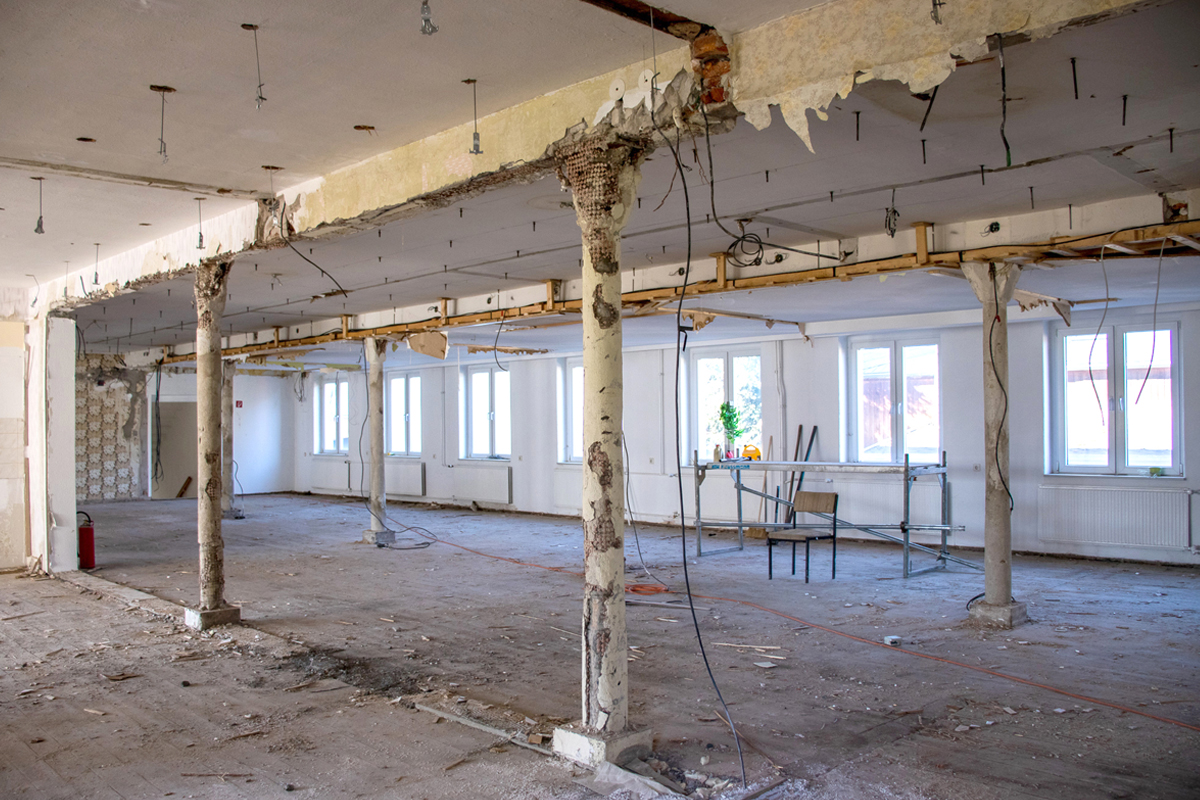 Die Säulen wurden durch Stahlbeton ersetzt und deshalb im Erdgeschoss nicht mehr benötigt.