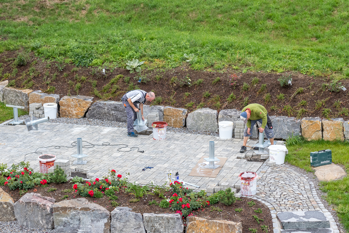 Damit die Säulen einen guten Halt haben, werden Bodenhülsen im Pflaster verankert.