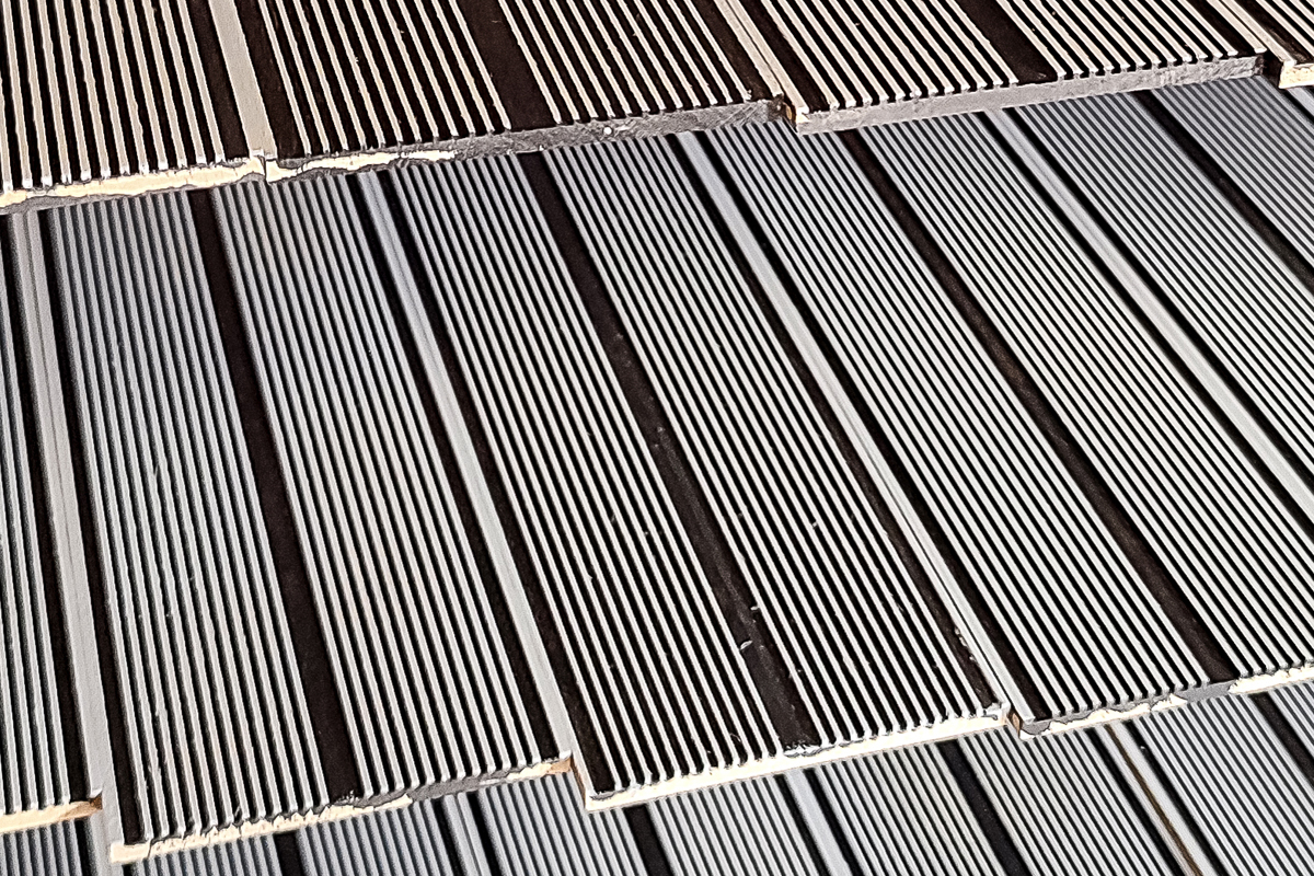 Mit speziell dafür konzipierten Fräsern fertigen wir Leisten…