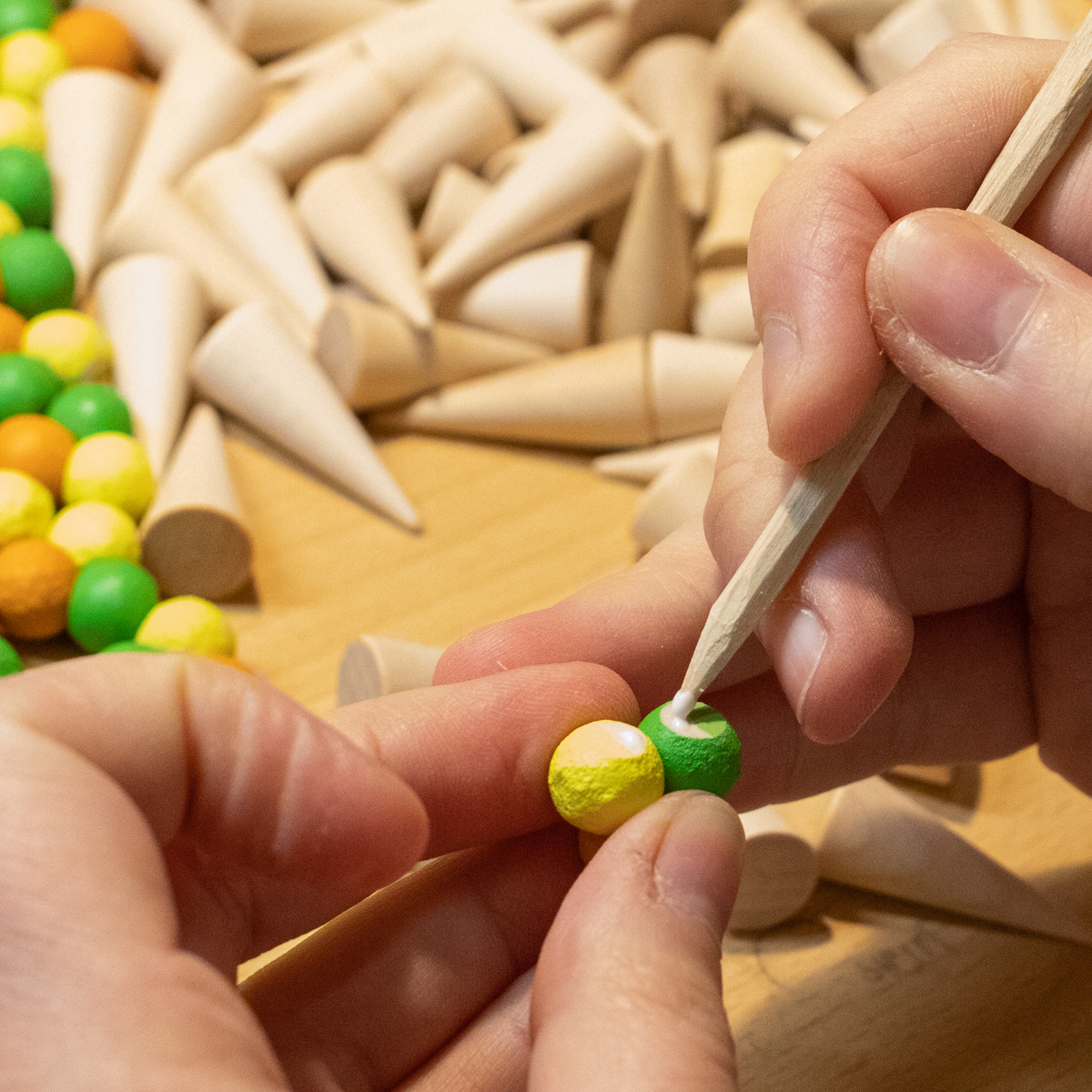 Waffeltüte und Eisportion liegen bereit und werden mittels Leimtups ...