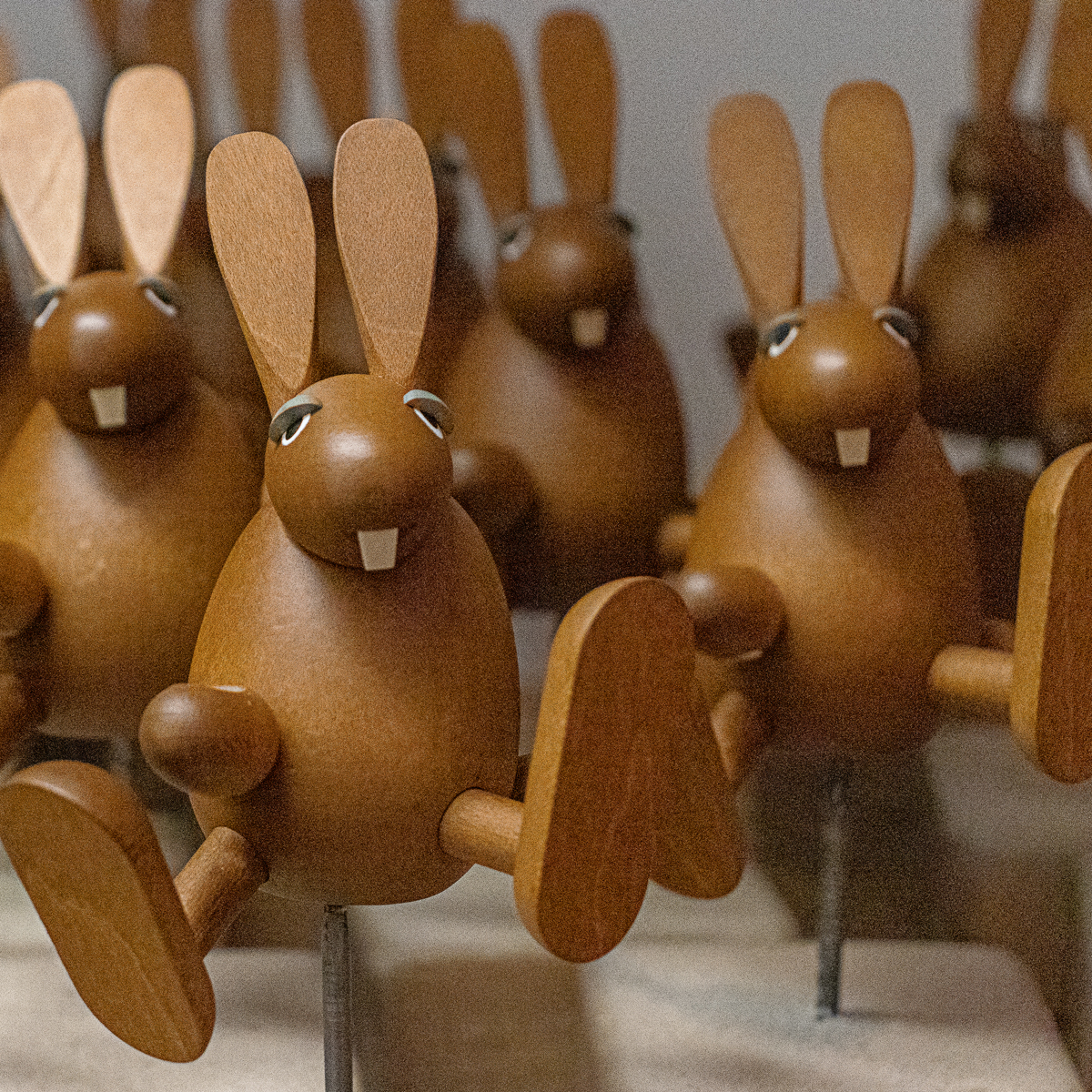 Derweil hocken bereits die Hasen zum Trocknen entspannt auf der Lackiernadel und fragen sich...