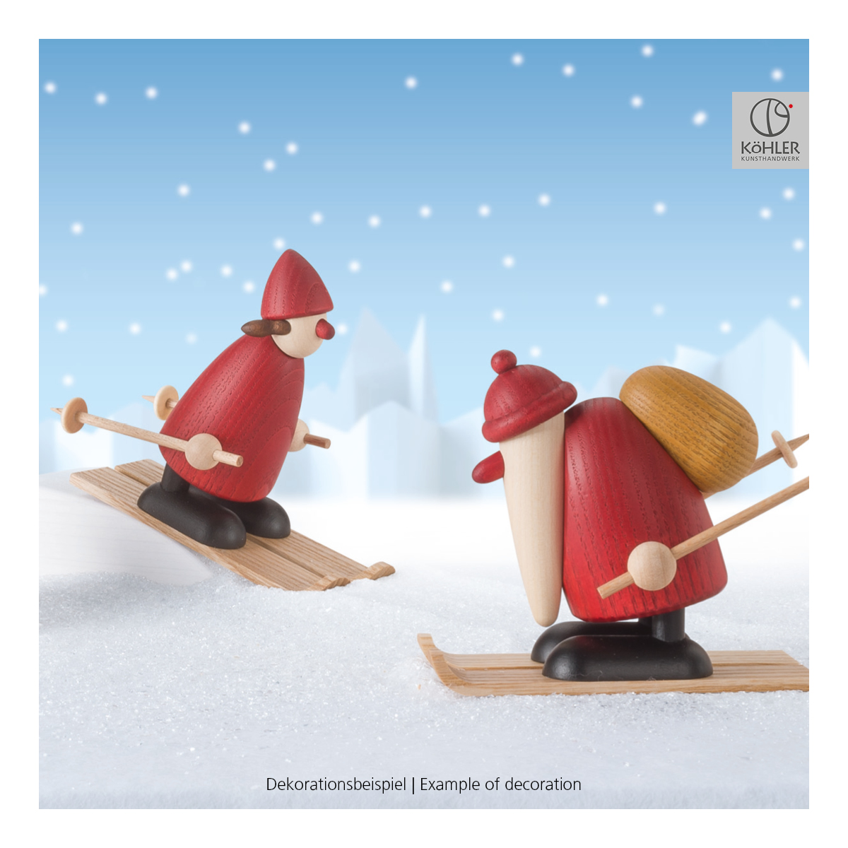 Weihnachtsfrau auf Ski mit Schneehügel, klein