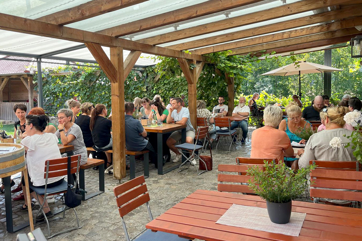 Regionale Zutaten auf dem Teller, ein Schwatz mit Kollegen und ein kühles Getränk …