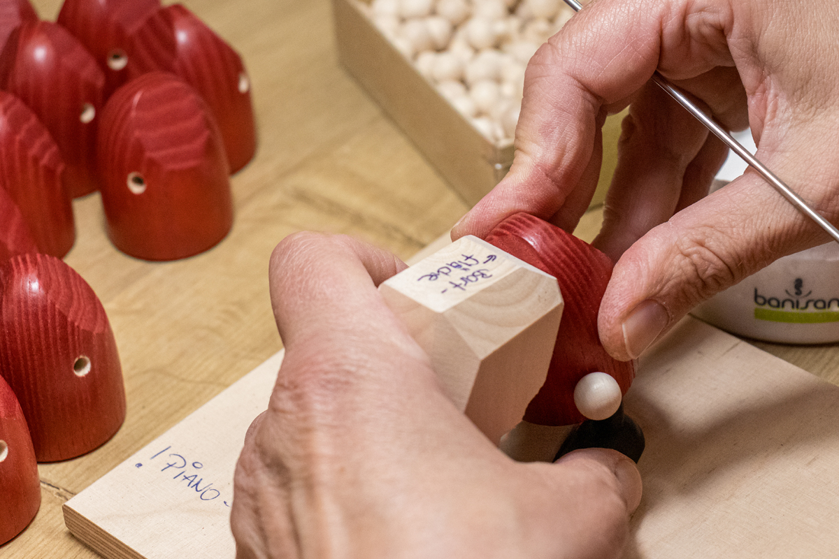 Dazu fertigen wir uns kleine Lehren an, die die Positionierung erleichtern.