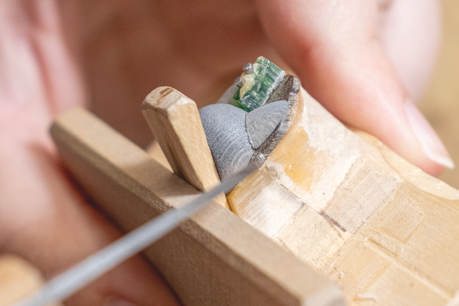 Mithilfe einer Lehre lässt sich die genaue Position des Ohres besser bestimmen.