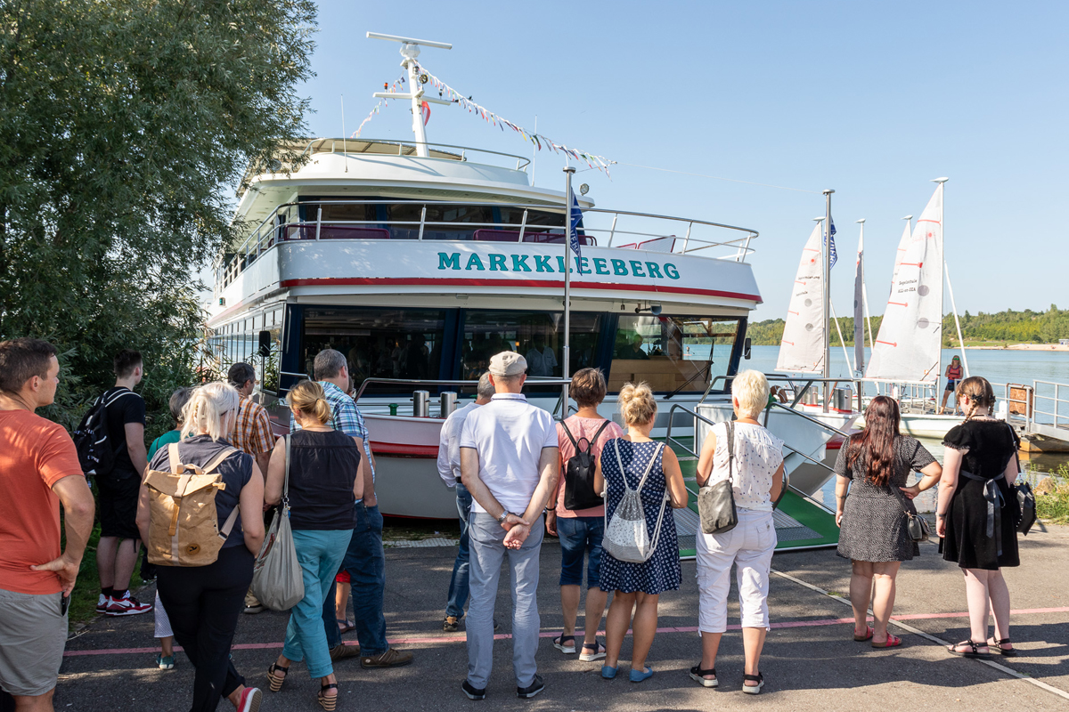 Wir straunen, wie nah das Schiff ans Ufer kommt.