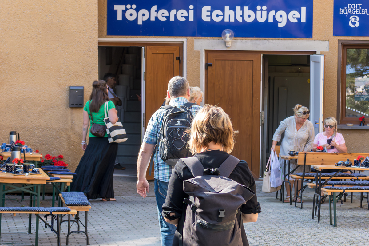 Vom Markt laufen wir über kleine Gässchen zum Manufakturhof der Töpferei.