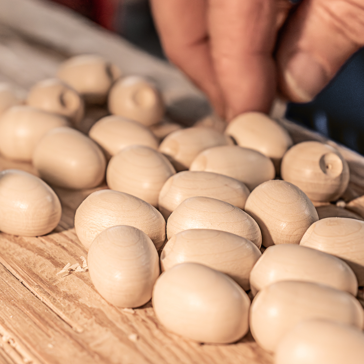 Zur besseren Positionierung der Köpfe bringen wir kleine Ausfräsungen an die Lämmchen an.