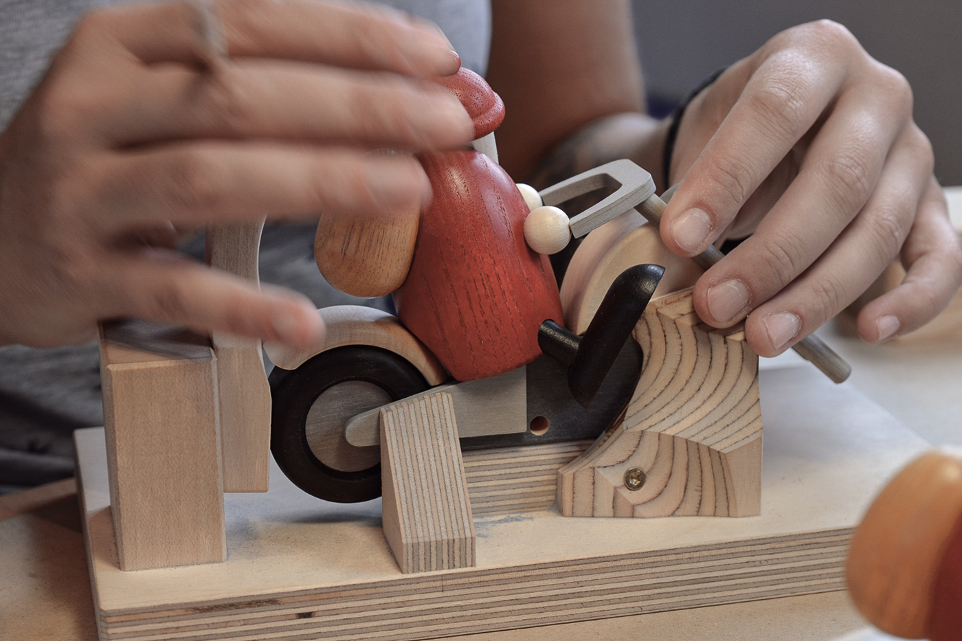 Eine Lehre hilft beim Zusammenbau