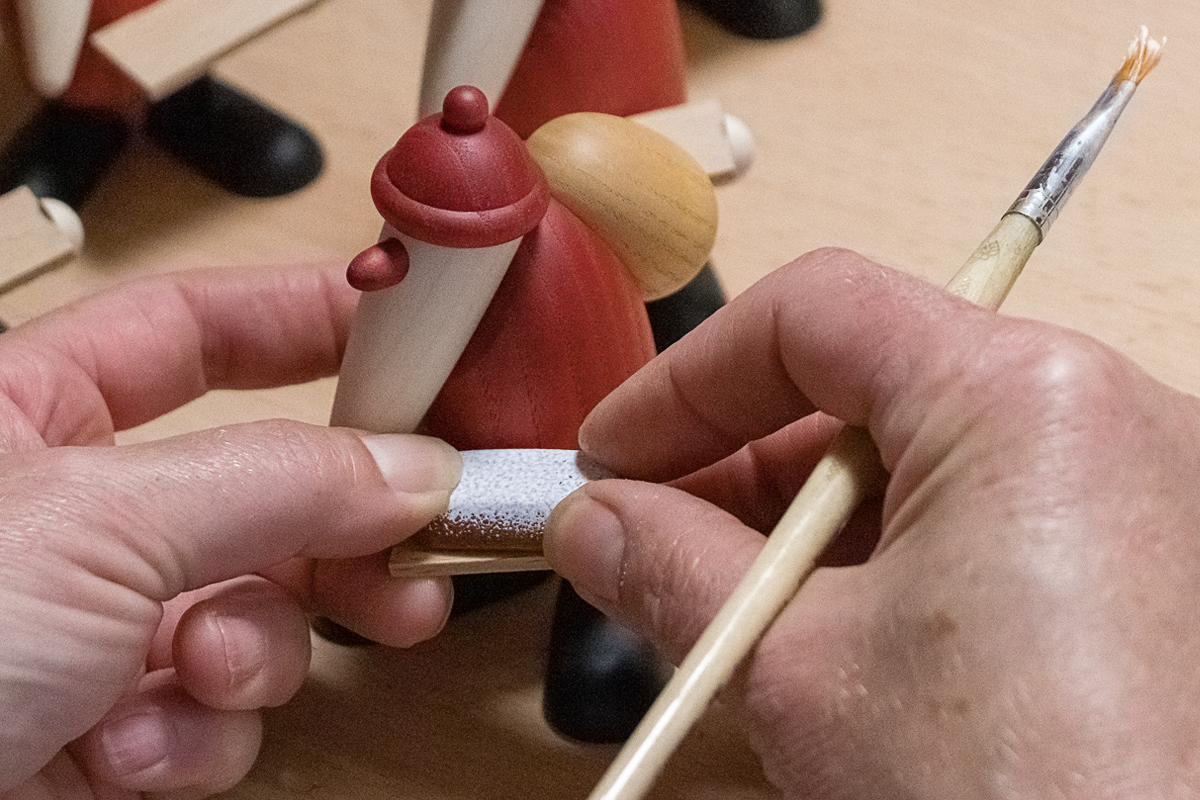 ...und wird auf den bereits zweifach lackierten Weihnachtsmann aufgeleimt.
