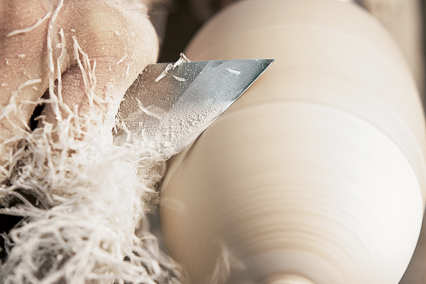 An der Drechselbank nimmt das Holz Gestalt an