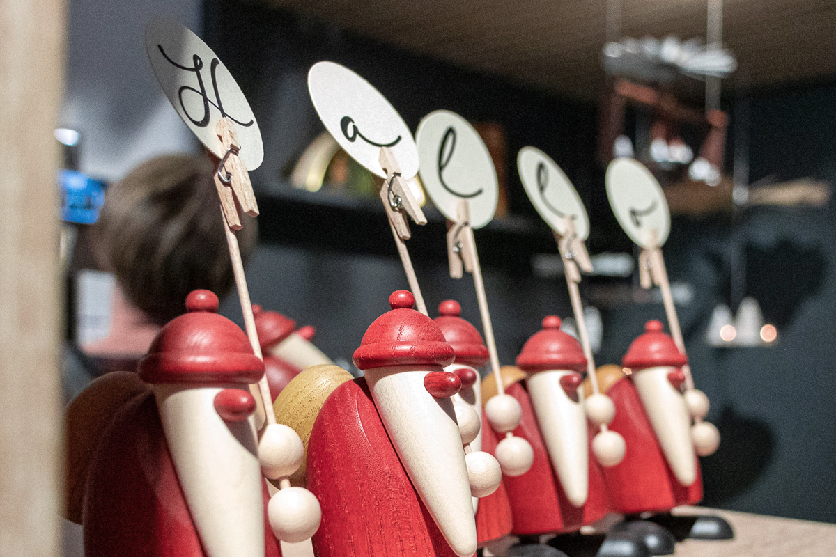 Unsere Zettelhalter-Rotnasen begrüßen alle Gäste in der Werkstattgalerie