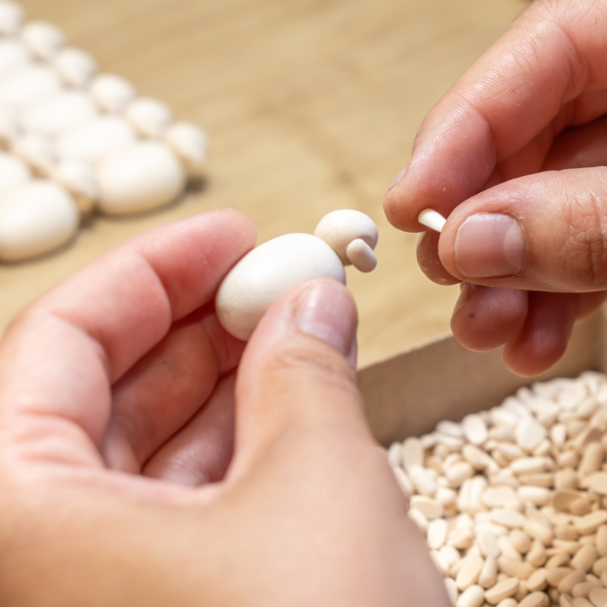 …und die vorgeschliffenen Ohren präzise angebracht und festgedrückt.