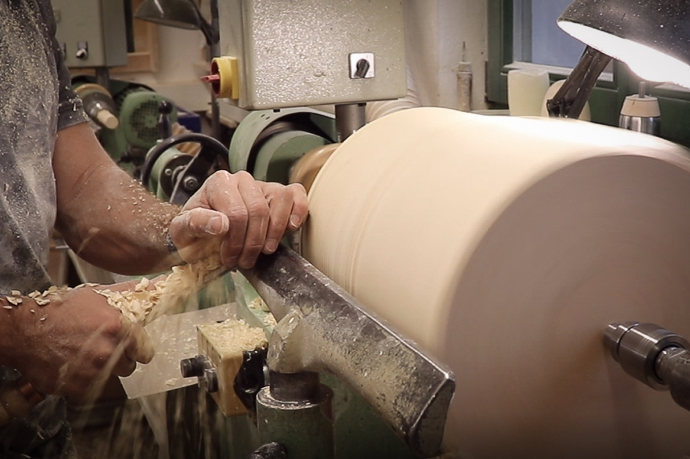 Aus dem Vierkantholz wird eine Walze