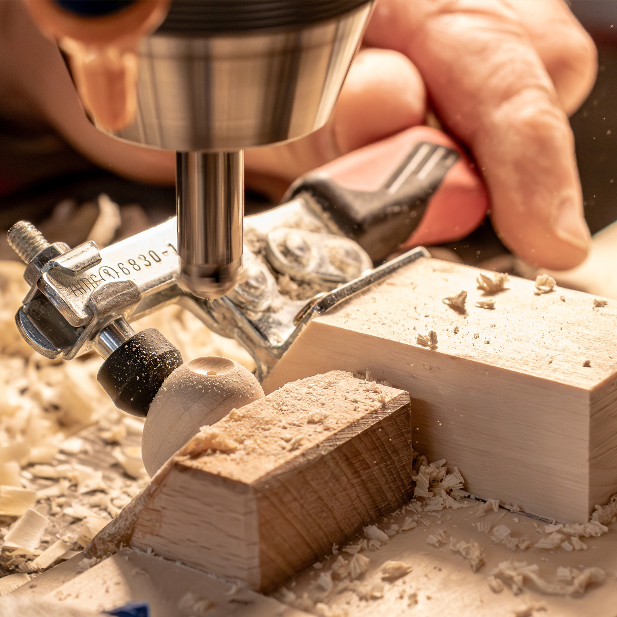 Dies geschieht von Hand mittels einer selbstgebauten Klemmvorrichtung.