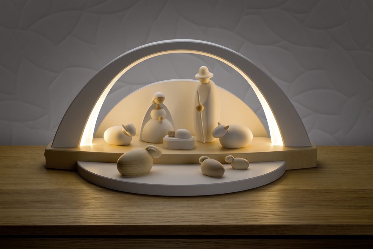 LED LichtBogen klein, Art. 8650, dekoriert mit Figuren der kleinen weißen Krippe | © Ralf Brenner/Kristian Hahn