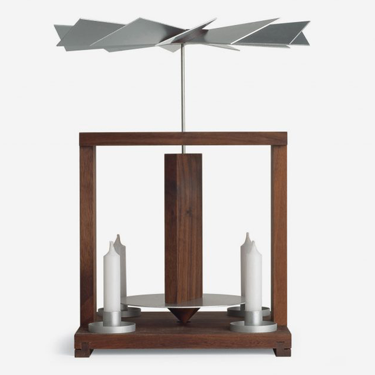 BK8710Nuss Tischpyramide, Nussbaum