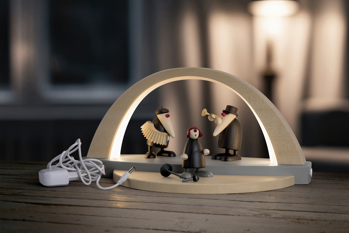 LED LichtBogen klein, Art. 8650, dekoriert mit Figuren der Ore Mountains AllstarBand | © Ralf Brenner/Kristian Hahn