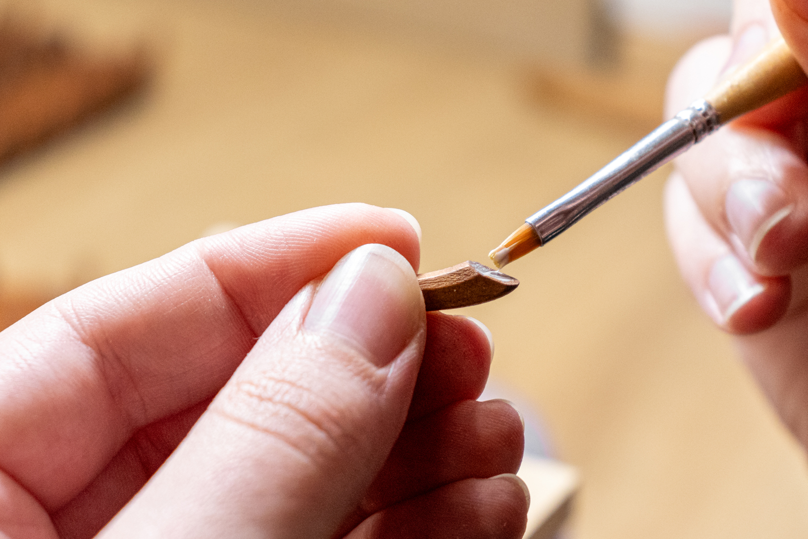 Jetzt kommt das Hundeschwänzchen an der Reihe. Auch dieses basiert auf einem gedrechselten Teil.