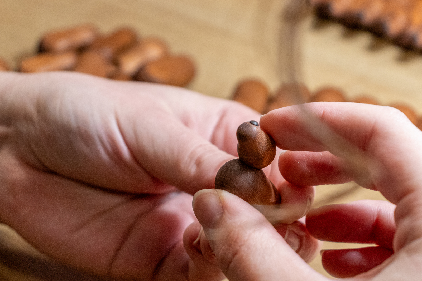Der Kopf wird in eine eigens dafür eingefräste Vertiefung im Hundekörper eingeleimt.