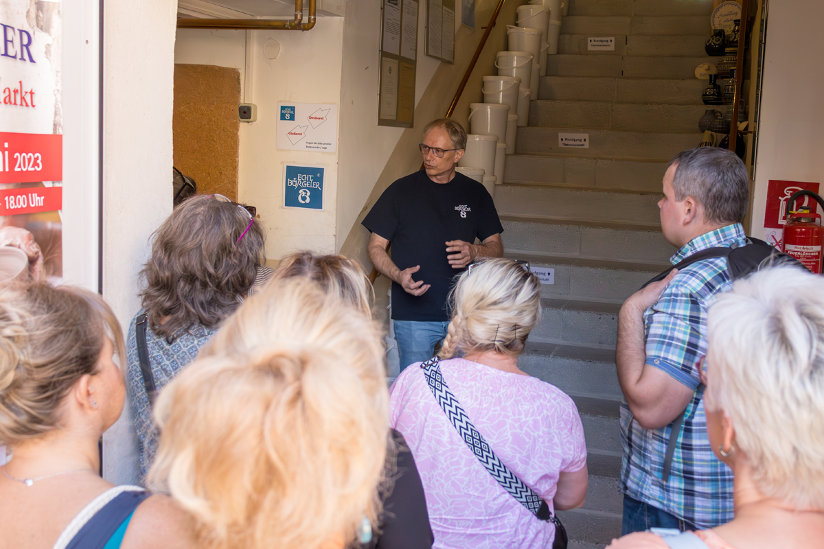 Zwischen Falk Wächter, dem Geschäftsführer der Töpferei und Björn Köhler besteht eine lange Verbindung und so nahmen er und seine Mitarbeiter sich viel Zeit für uns.