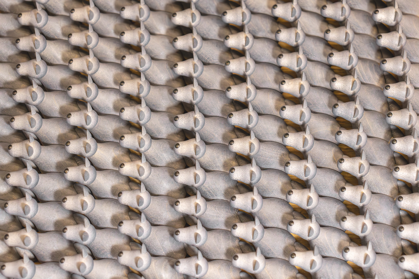 In einer Klappbox warten viele Artgenossen auf die finale Lackschicht.