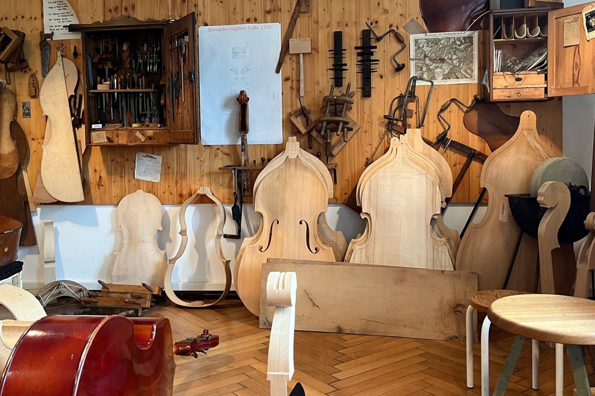 Instrumentenbau im Großformat