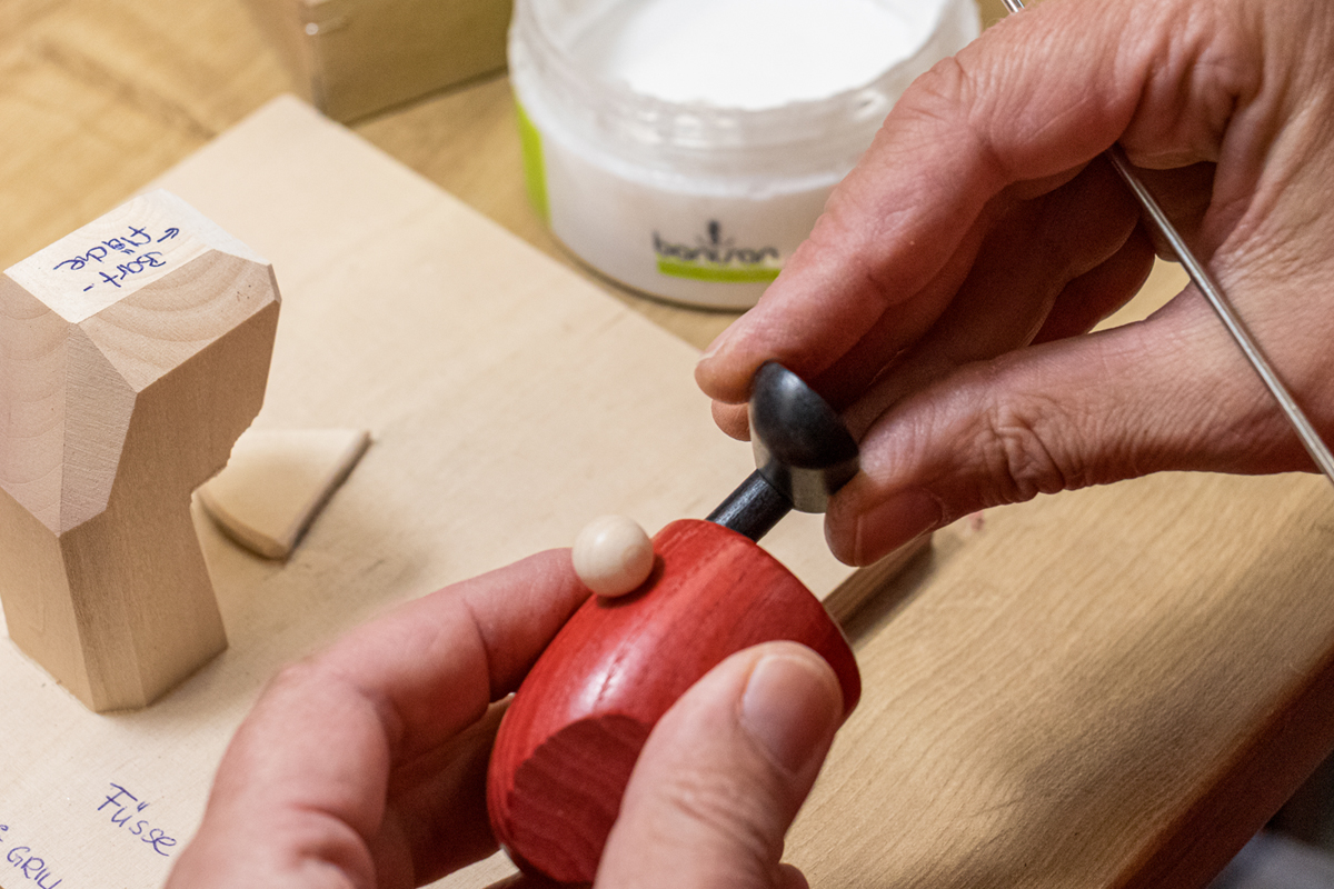 Mit Sorgfalt und viel Liebe zum Detail werden unseren Rotnasen die Stiefel eingesetzt.