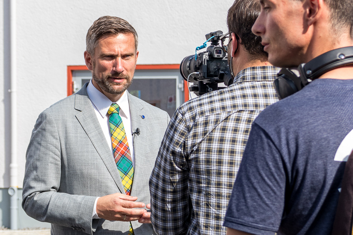 Wirtschaftsminister Dulig zieht Resümee vor laufender Kamera.